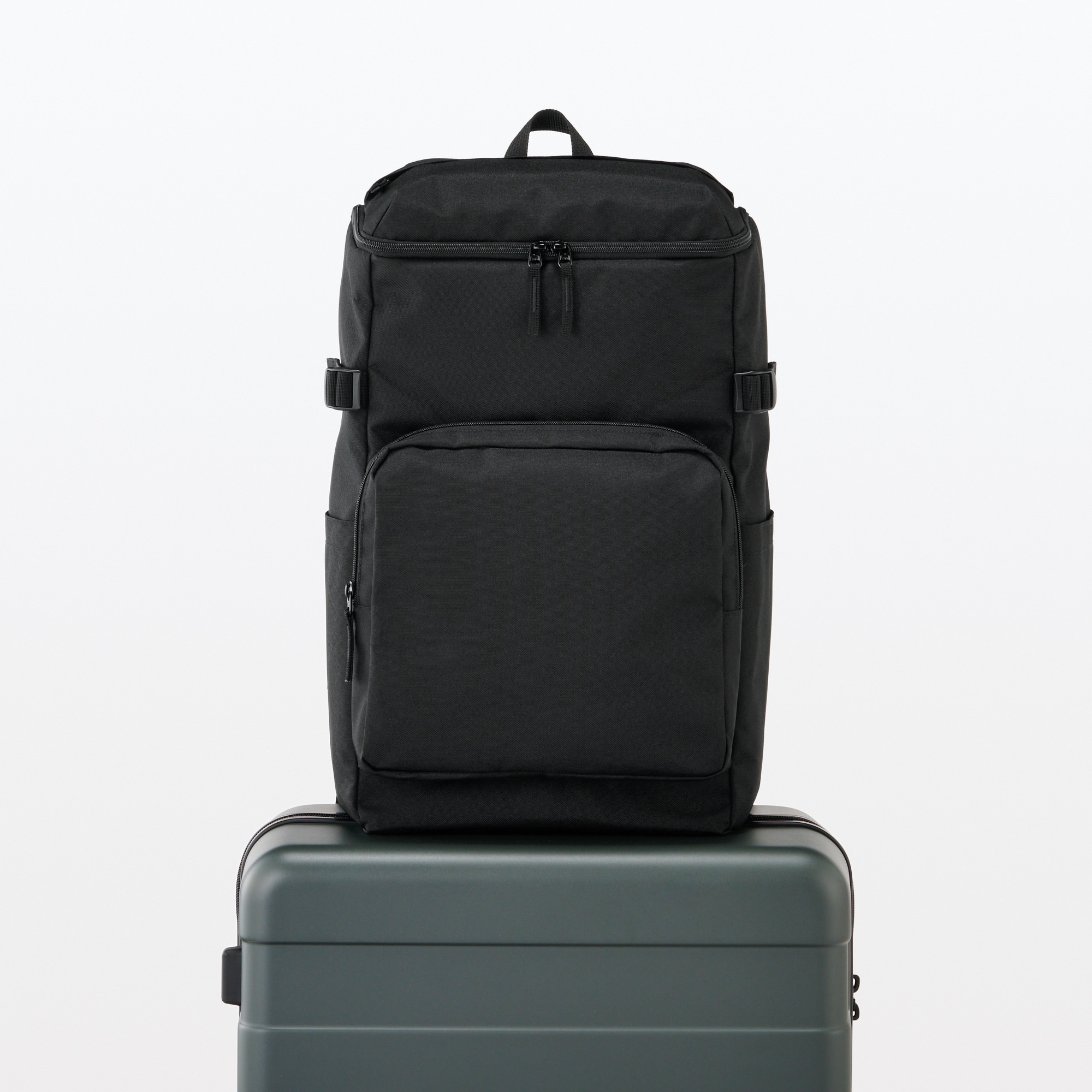 肩の負担を軽くする　撥水上から開くリュックサック