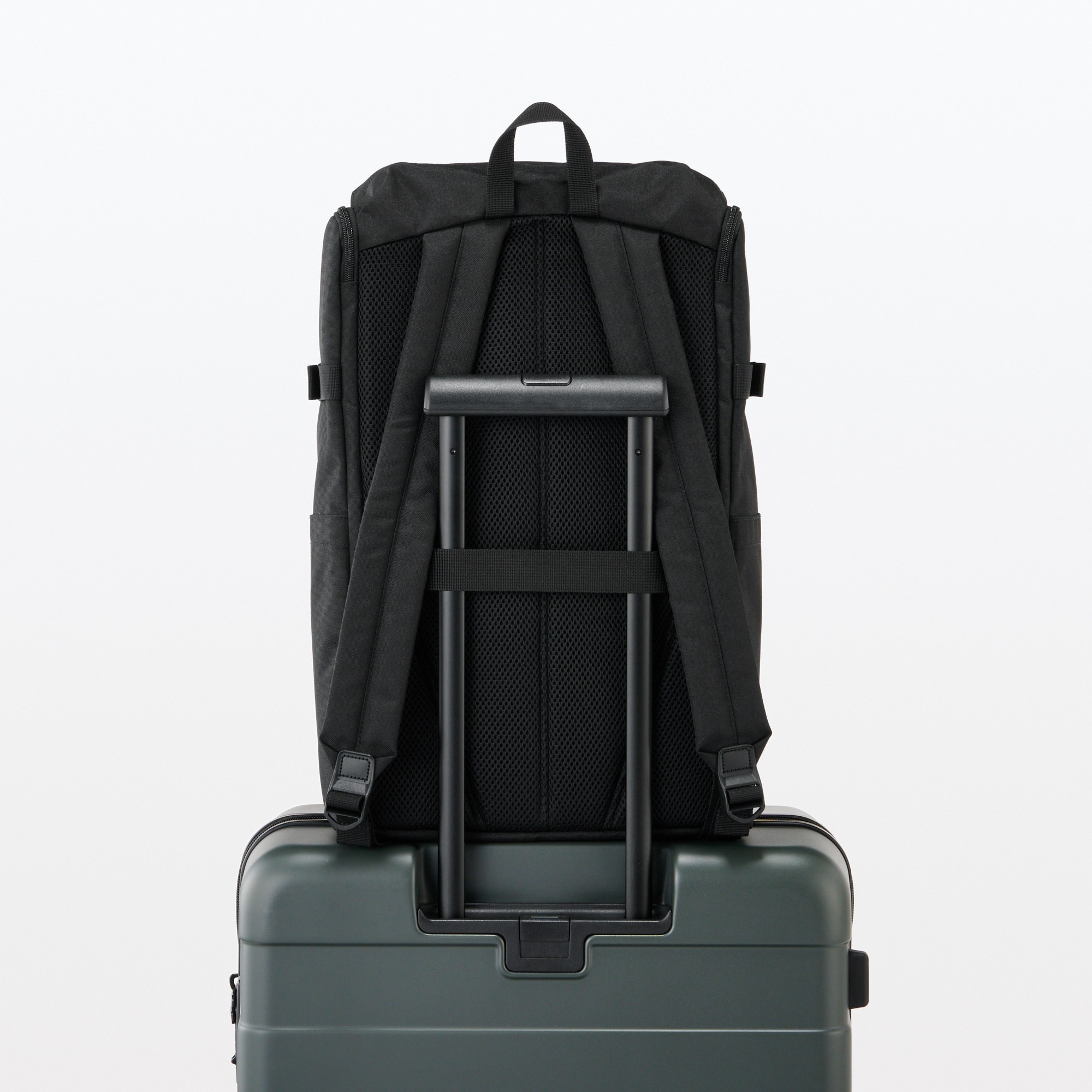 肩の負担を軽くする　撥水上から開くリュックサック