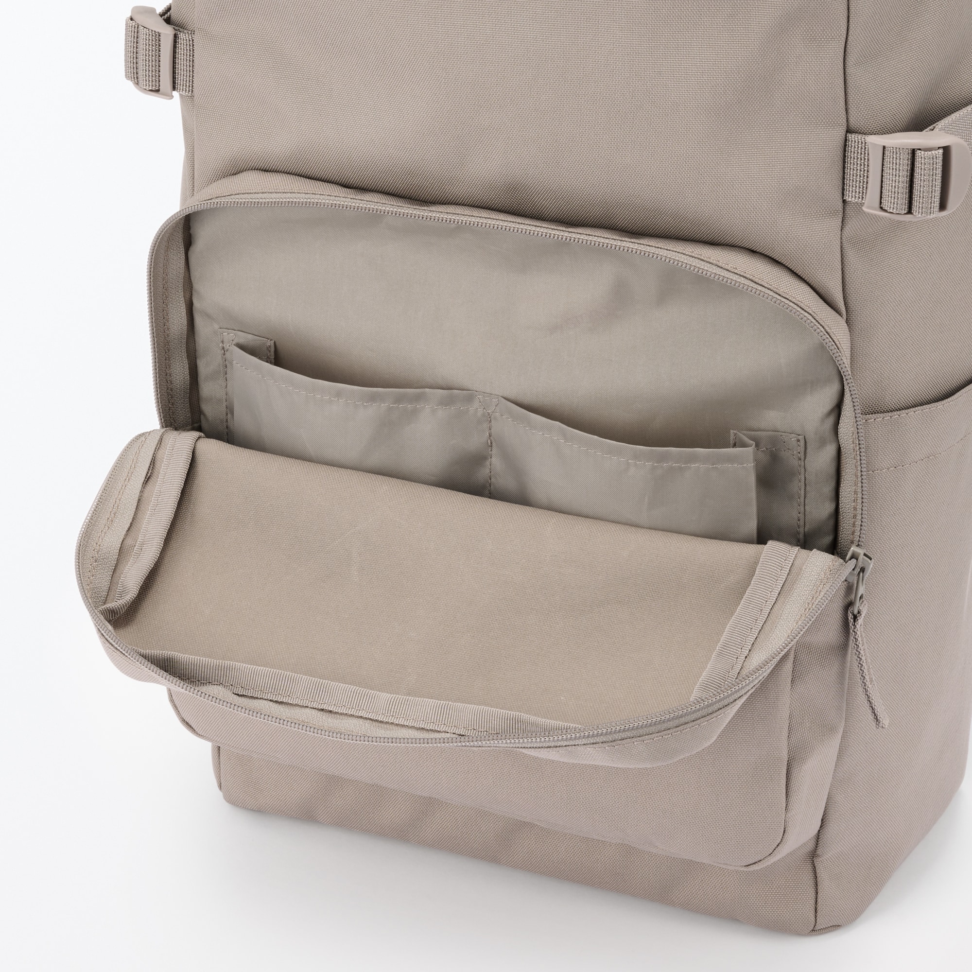 肩の負担を軽くする　撥水上から開くリュックサック