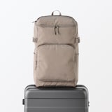 肩の負担を軽くする　撥水上から開くリュックサック