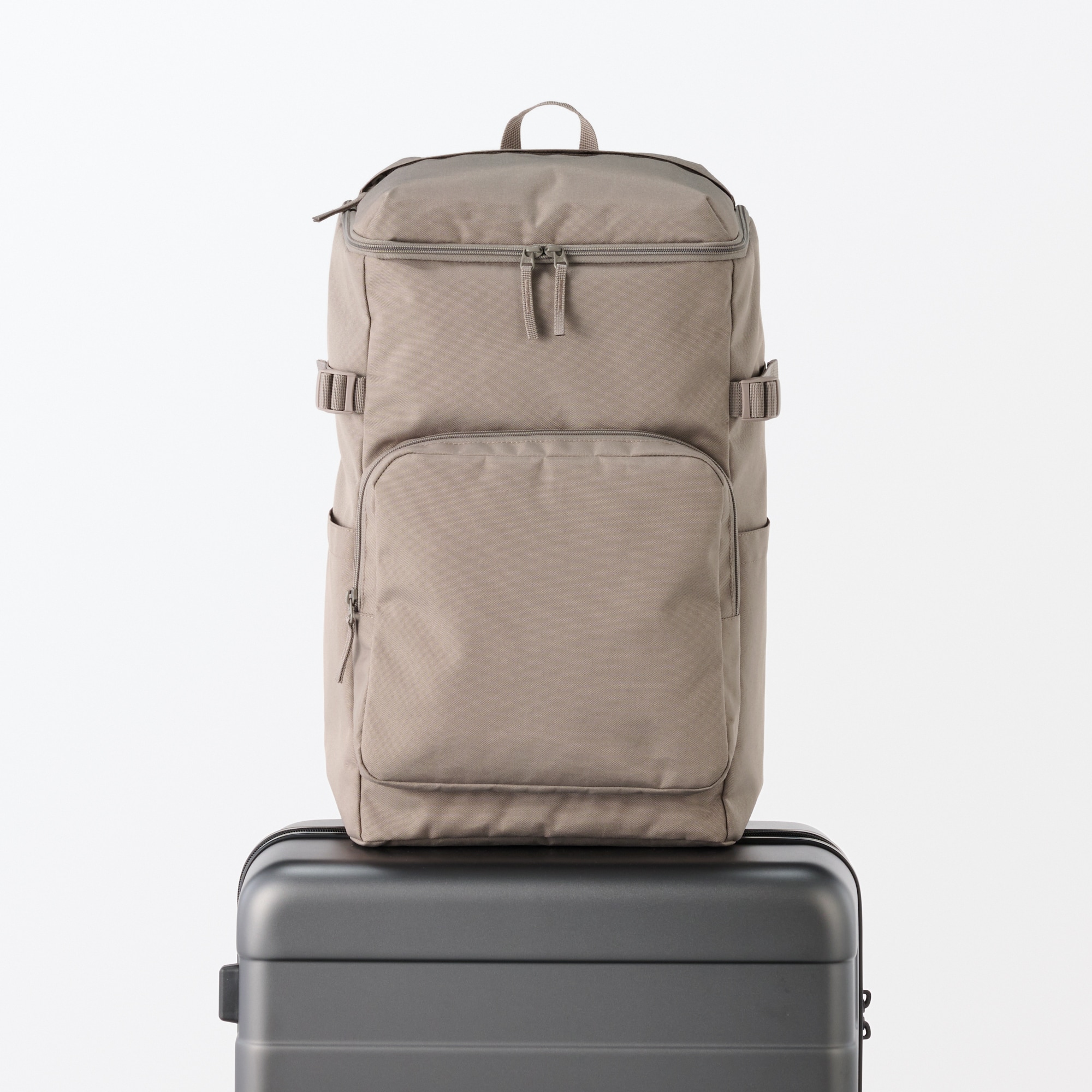 肩の負担を軽くする　撥水上から開くリュックサック