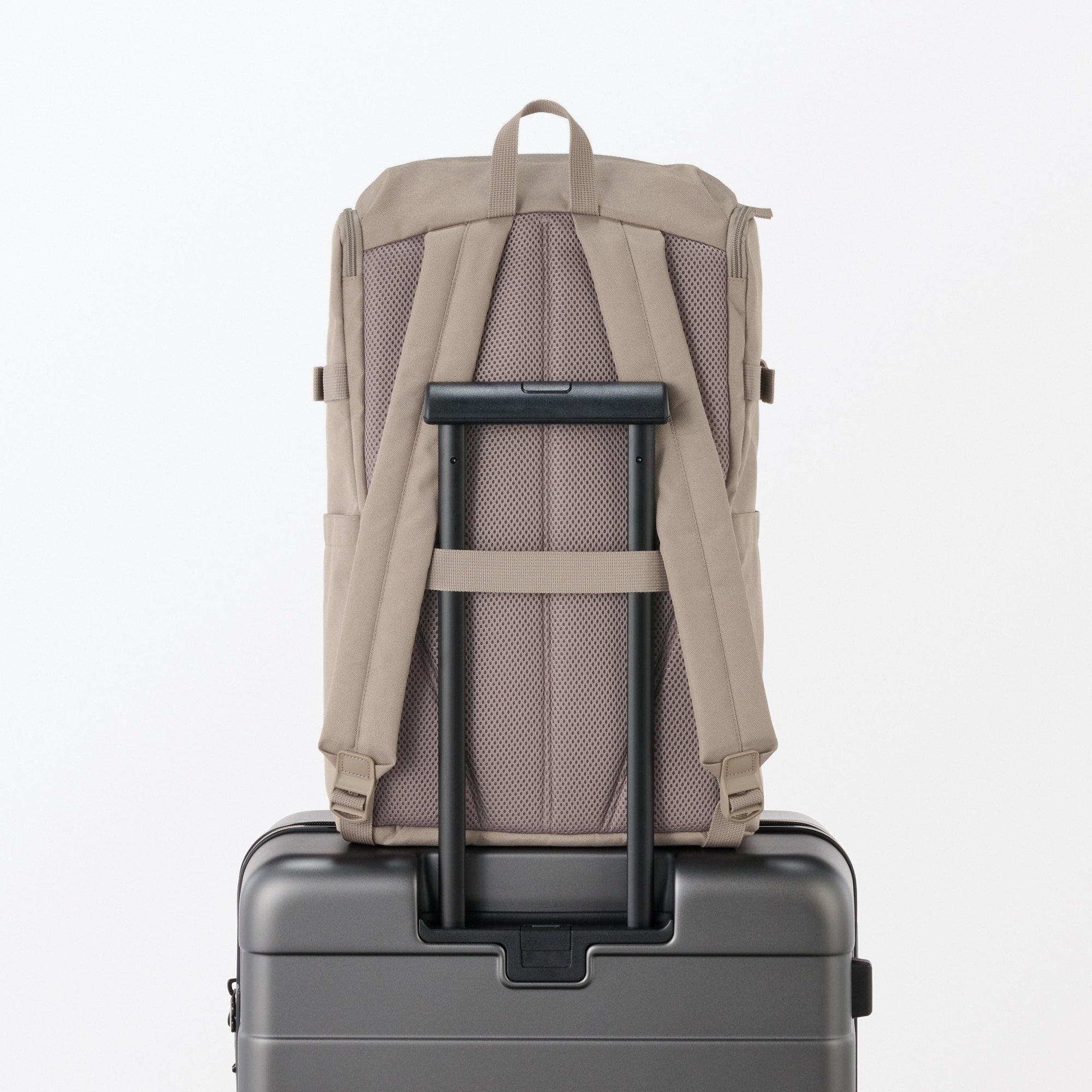 肩の負担を軽くする　撥水上から開くリュックサック