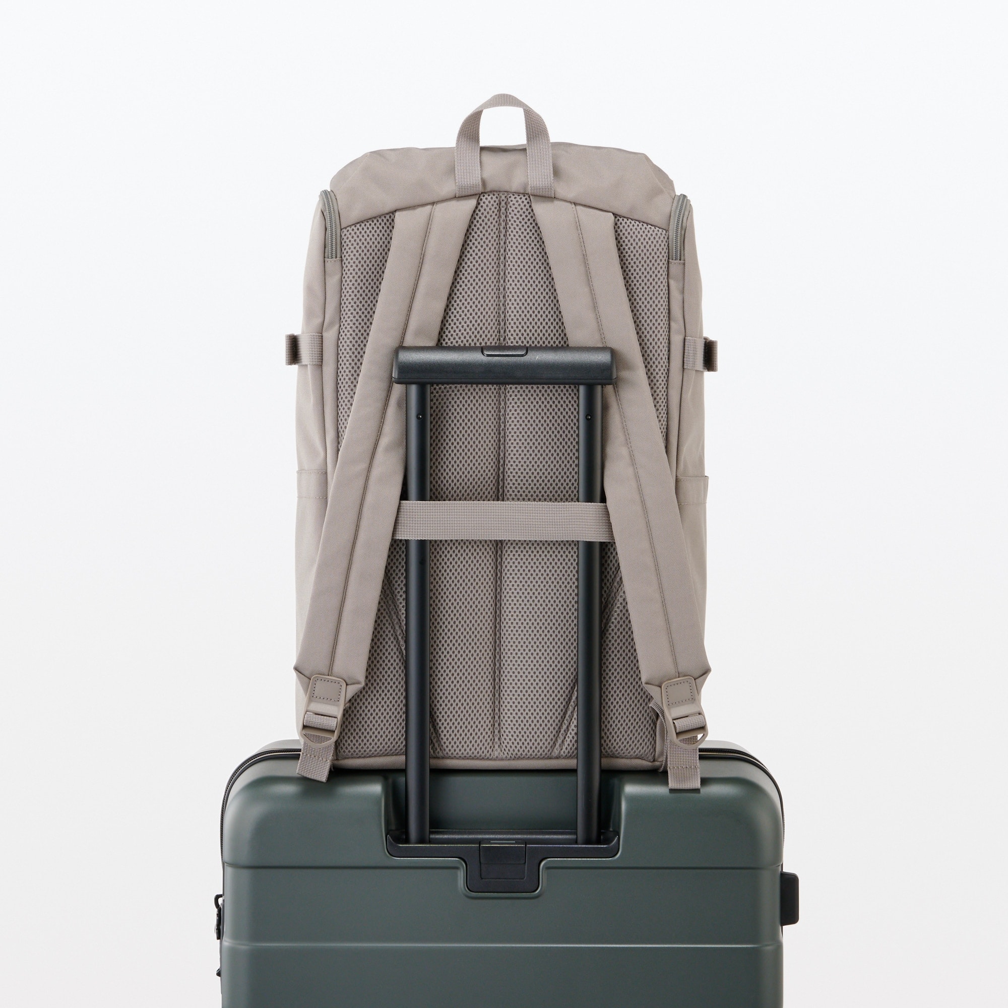 肩の負担を軽くする　撥水上から開くリュックサック