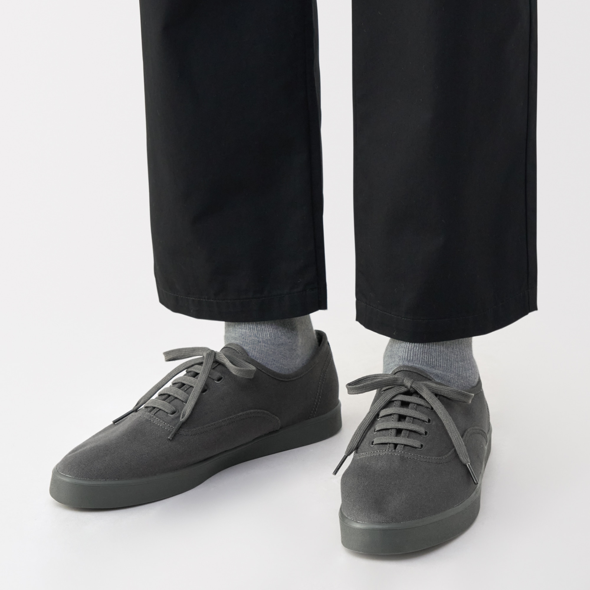 紳士　柔らかい中敷を使用した　撥水キャンバススニーカー