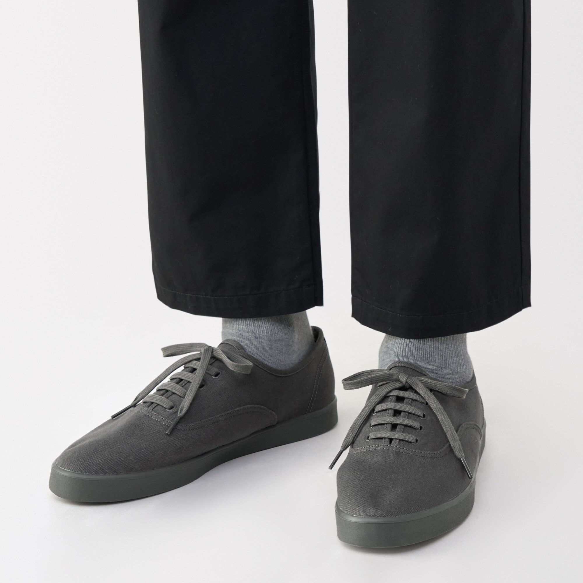 紳士　柔らかい中敷を使用した　撥水キャンバススニーカー