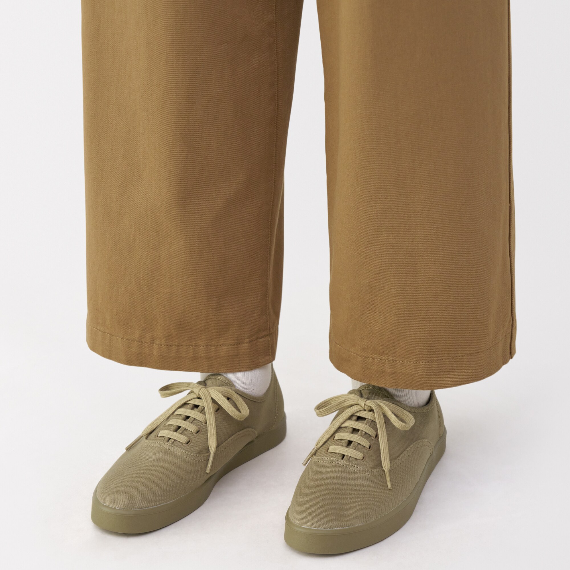 婦人　柔らかい中敷を使用した　撥水キャンバススニーカー