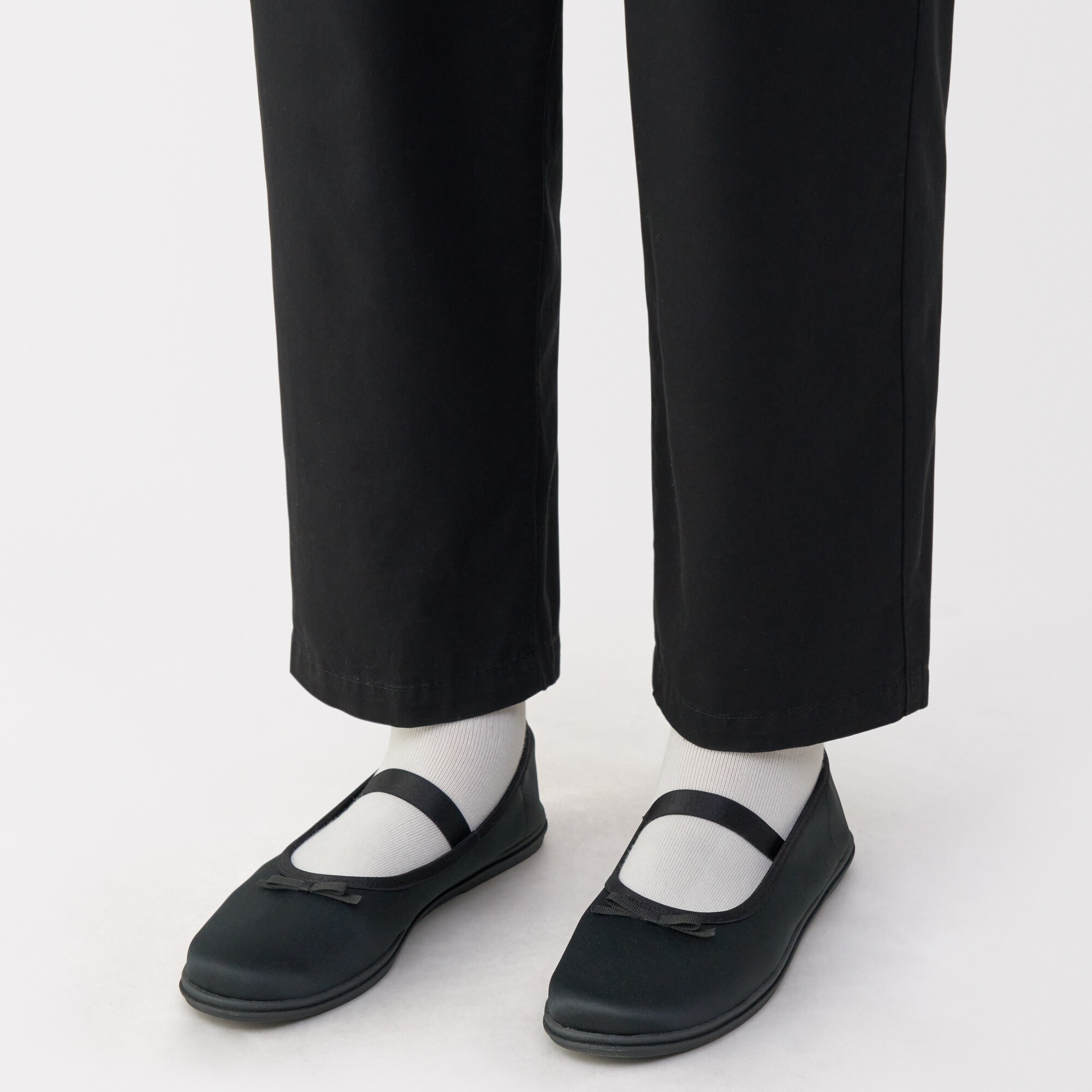 婦人　柔らかい中敷を使用した　撥水ストラップリボンフラットシューズ