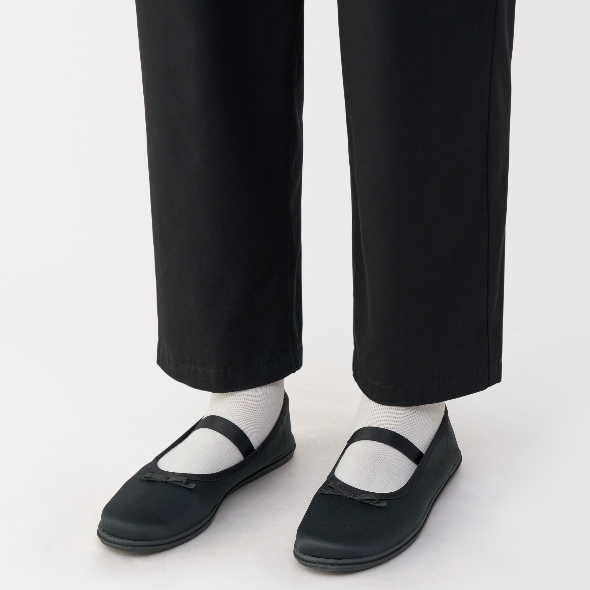 婦人　柔らかい中敷を使用した　撥水ストラップリボンフラットシューズ