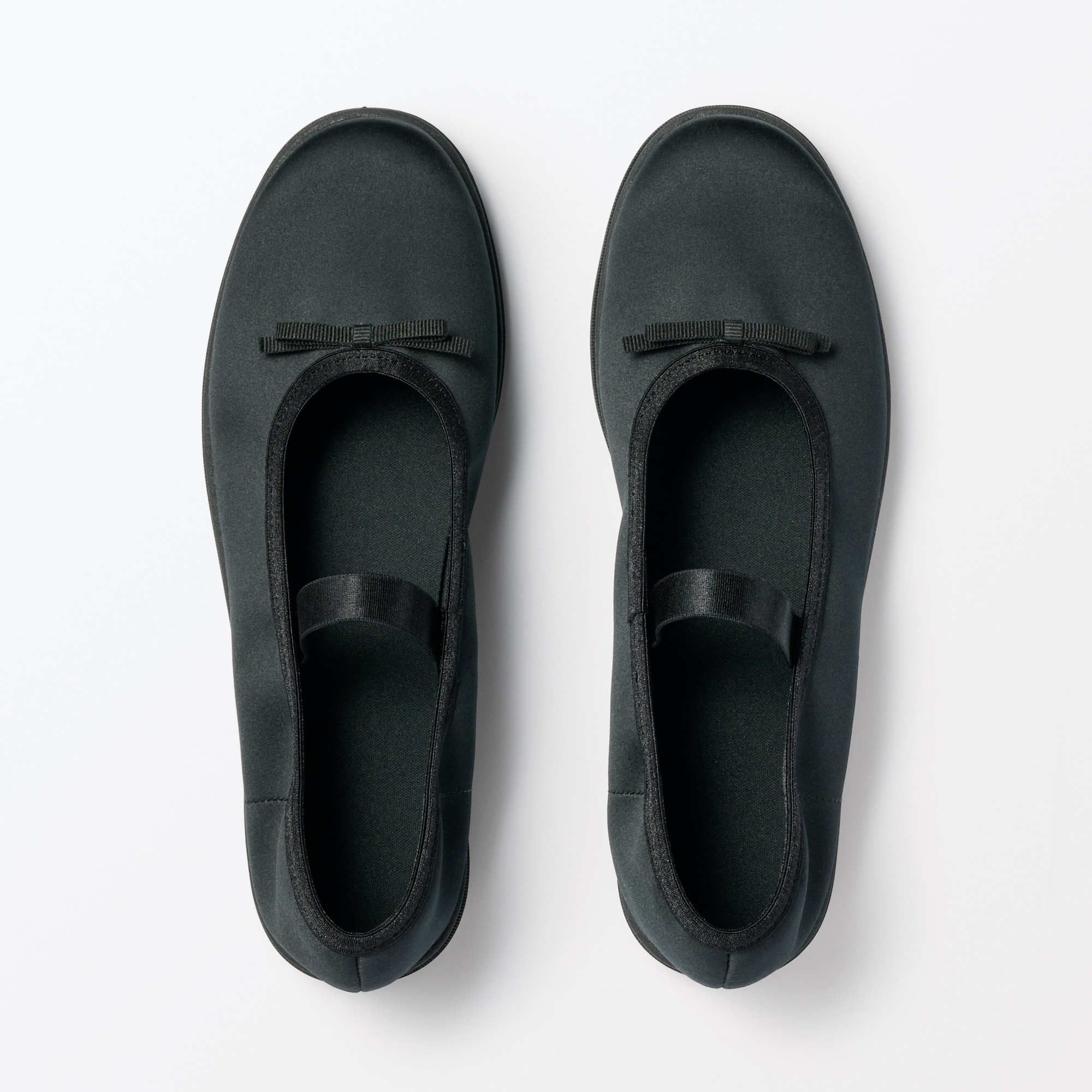 婦人　柔らかい中敷を使用した　撥水ストラップリボンフラットシューズ