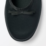 婦人　柔らかい中敷を使用した　撥水ストラップリボンフラットシューズ