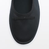 婦人　柔らかい中敷を使用した　撥水ストラップリボンフラットシューズ