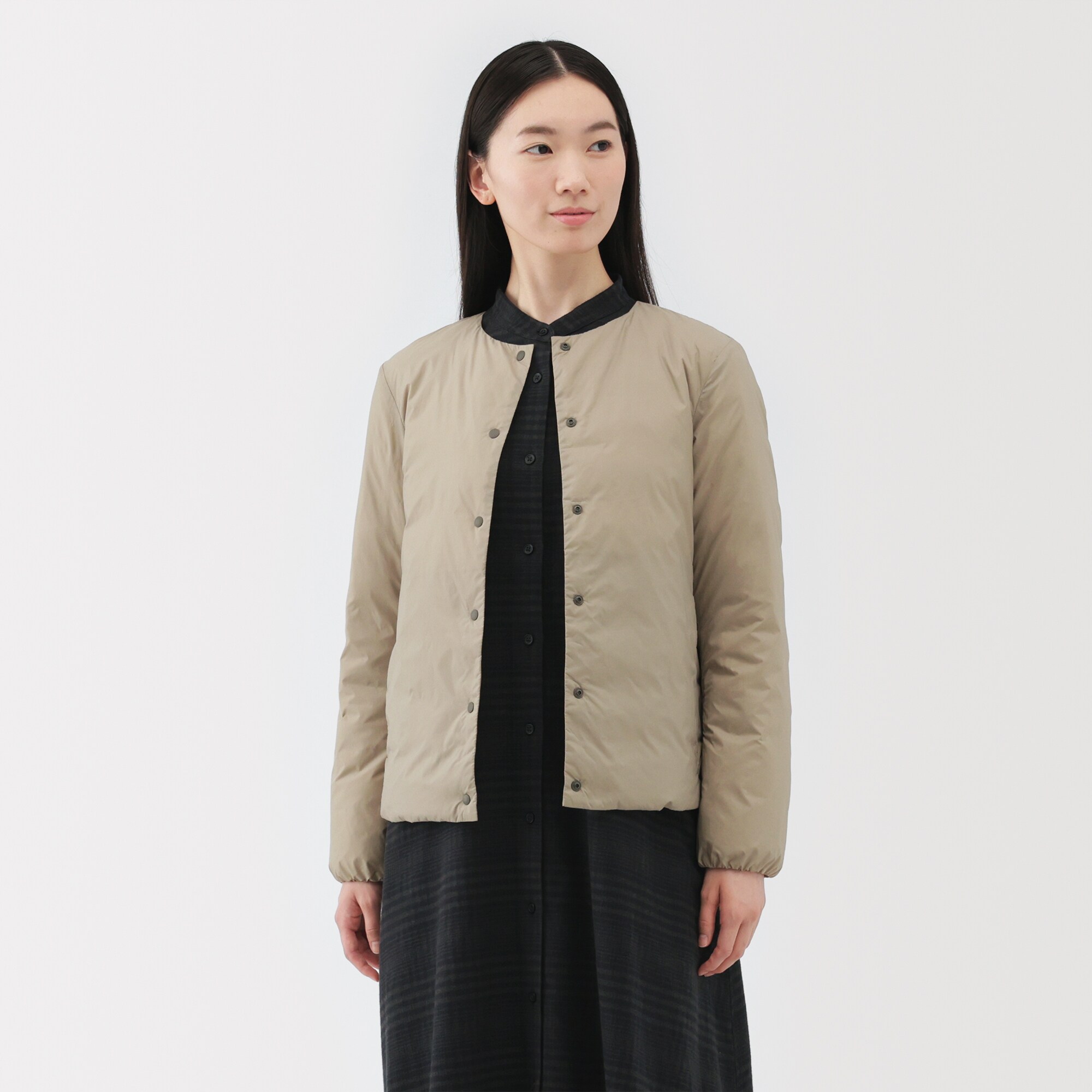 婦人　軽量ダウンポケッタブルノーカラージャケット