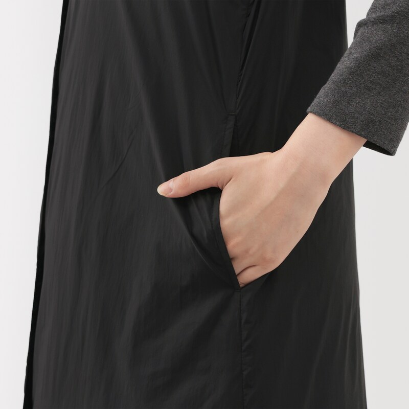 婦人　軽量ダウンポケッタブルノーカラーロングベスト