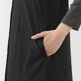 婦人　軽量ダウンポケッタブルノーカラーロングベスト