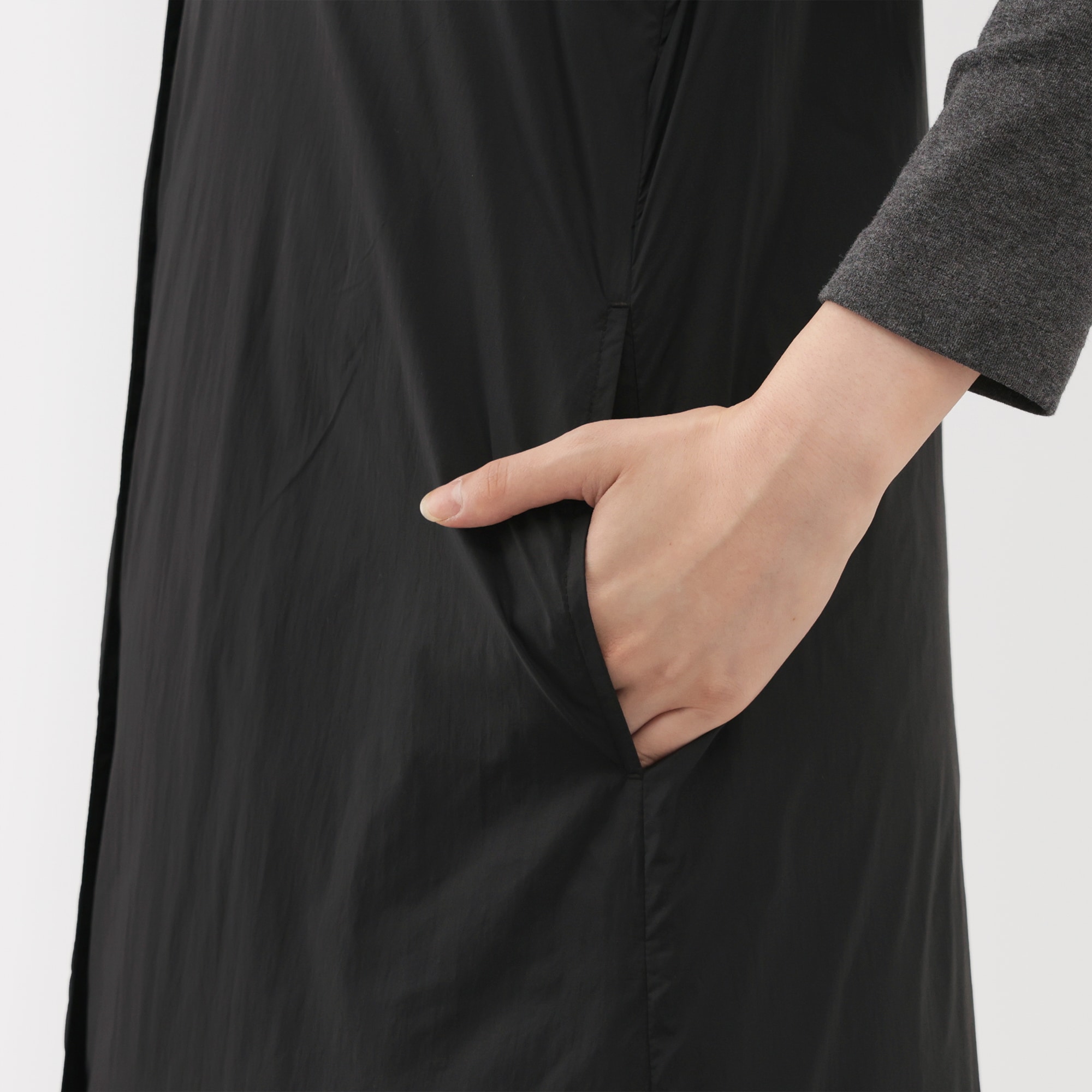 婦人　軽量ダウンポケッタブルノーカラーロングベスト