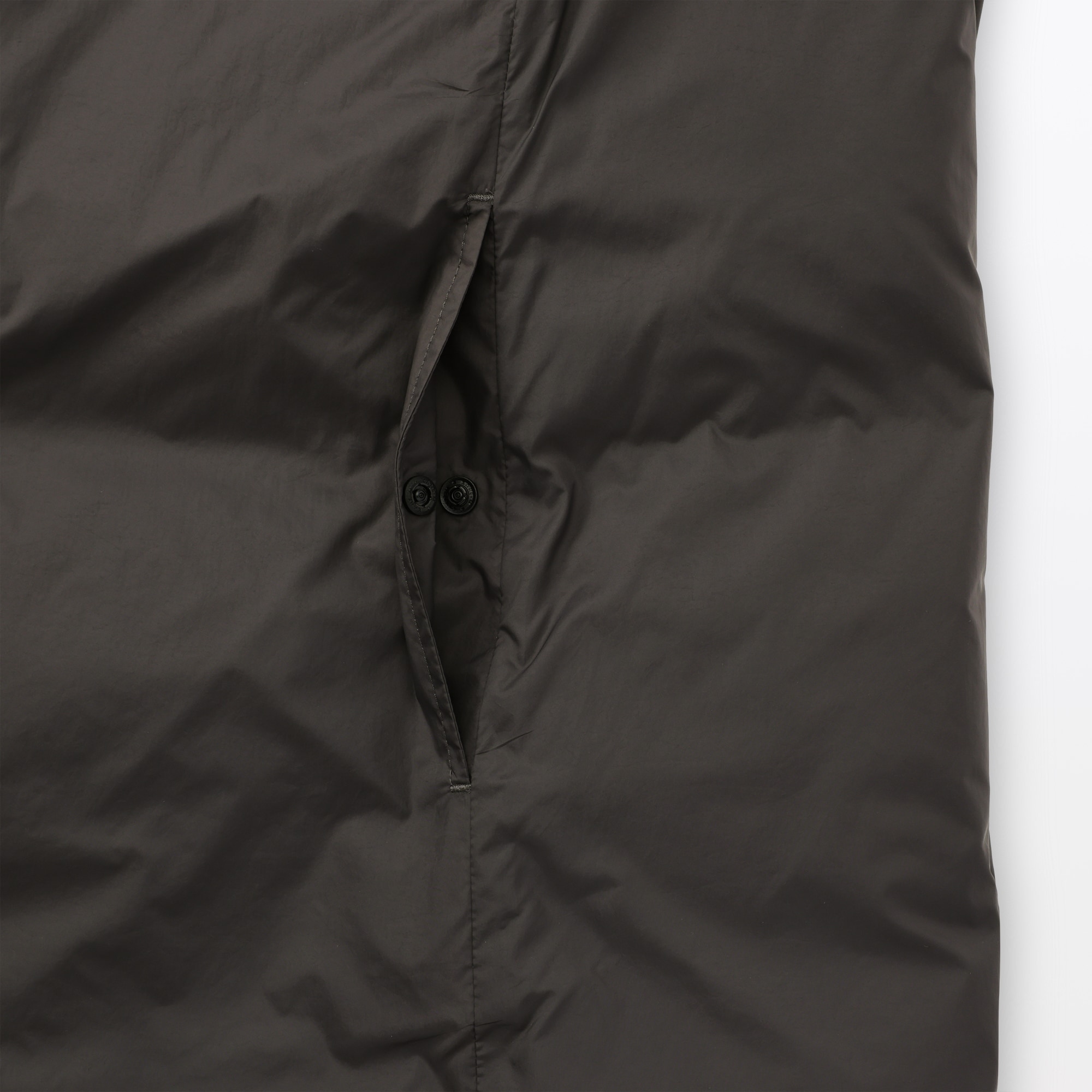 婦人　軽量ダウンポケッタブルノーカラーロングベスト