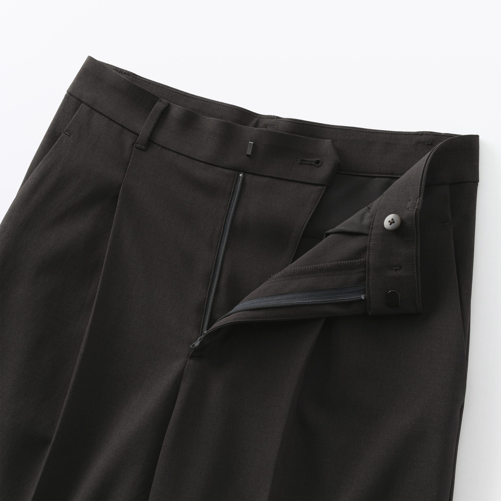 婦人　撥水ストレッチ　タックストレートパンツ