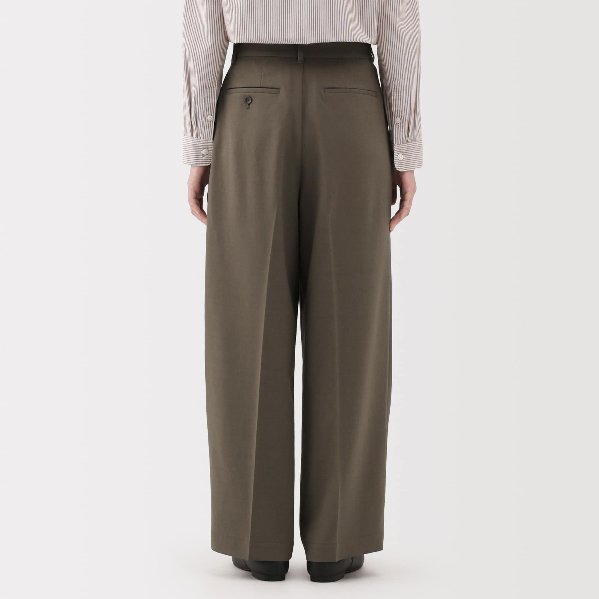 婦人　撥水ストレッチ　タックストレートパンツ