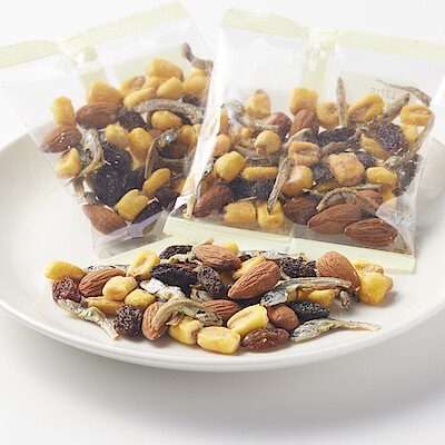 素材の栄養おやつ　カルシウム　小魚＆アーモンド　１４０ｇ（２０ｇ×７袋）