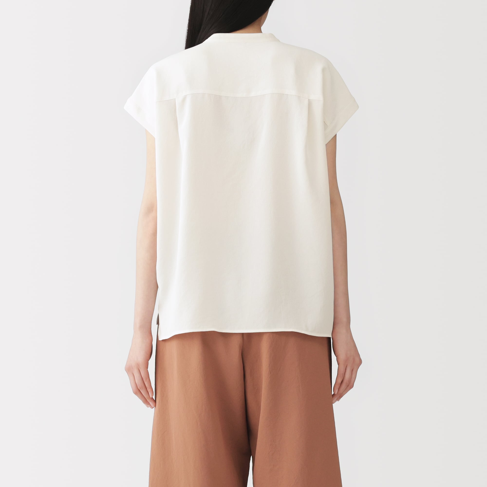 婦人　風を通す　フレンチスリーブブラウス