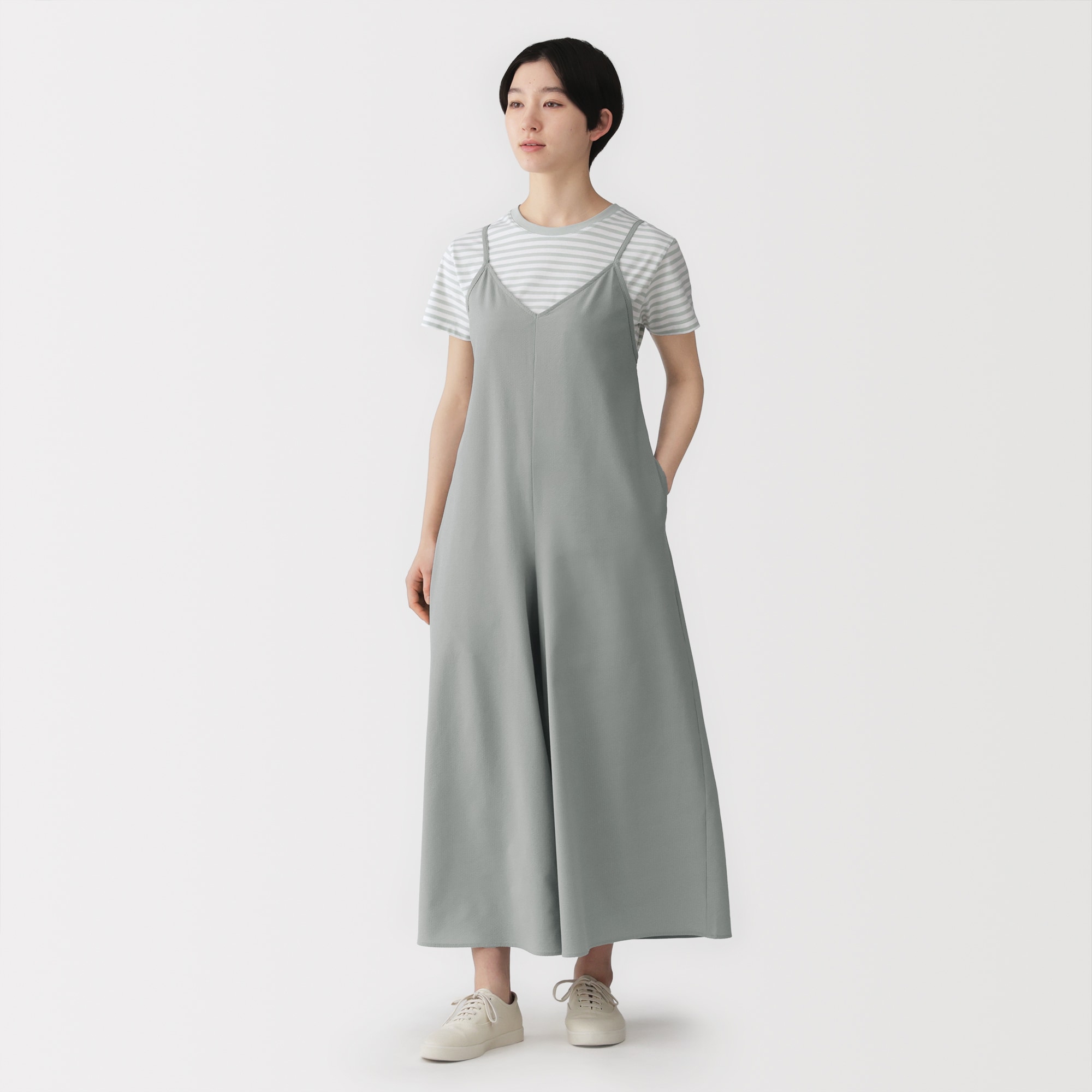 婦人　風を通す　ストレッチサッカーサロペット