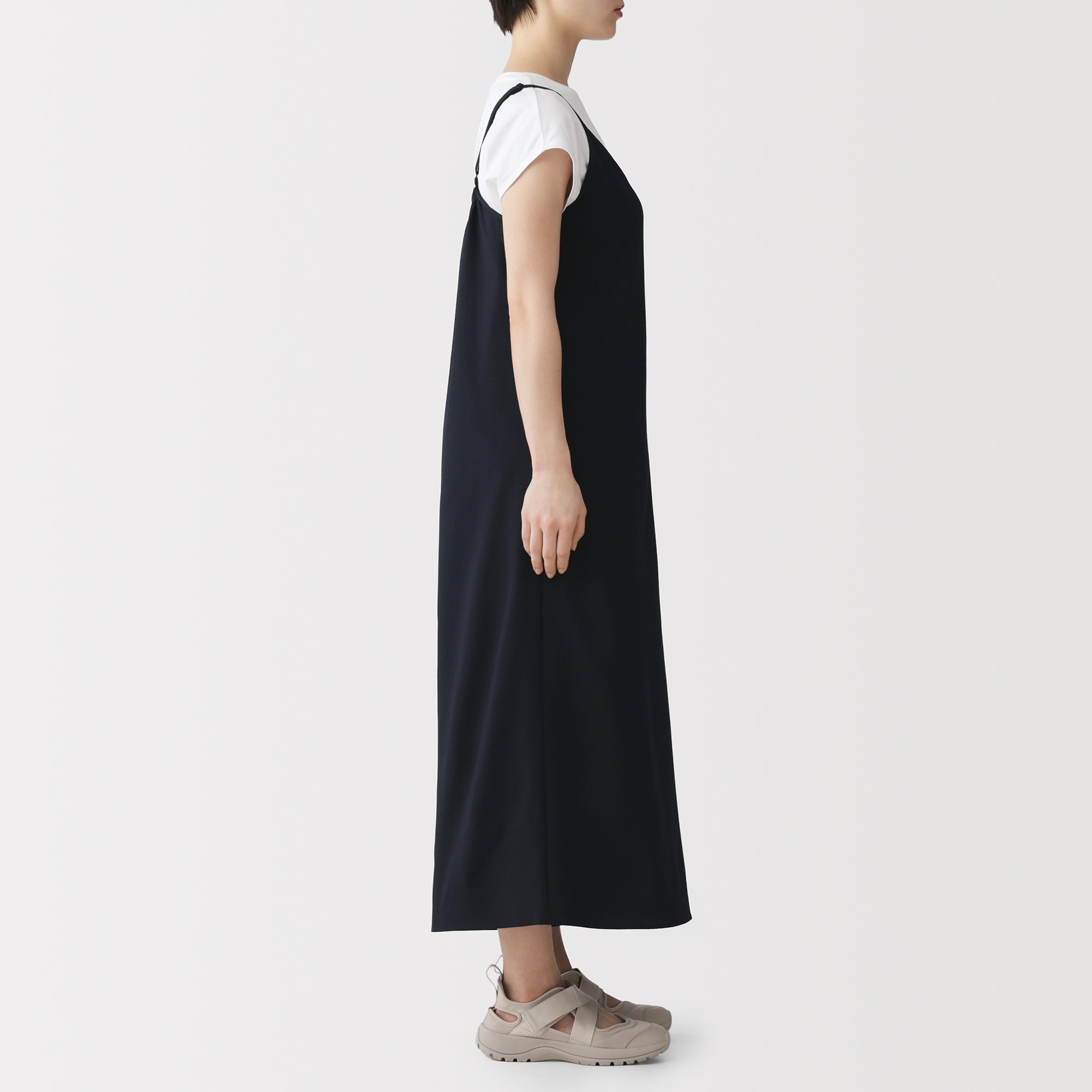 婦人　風を通す　ストレッチサッカーサロペット