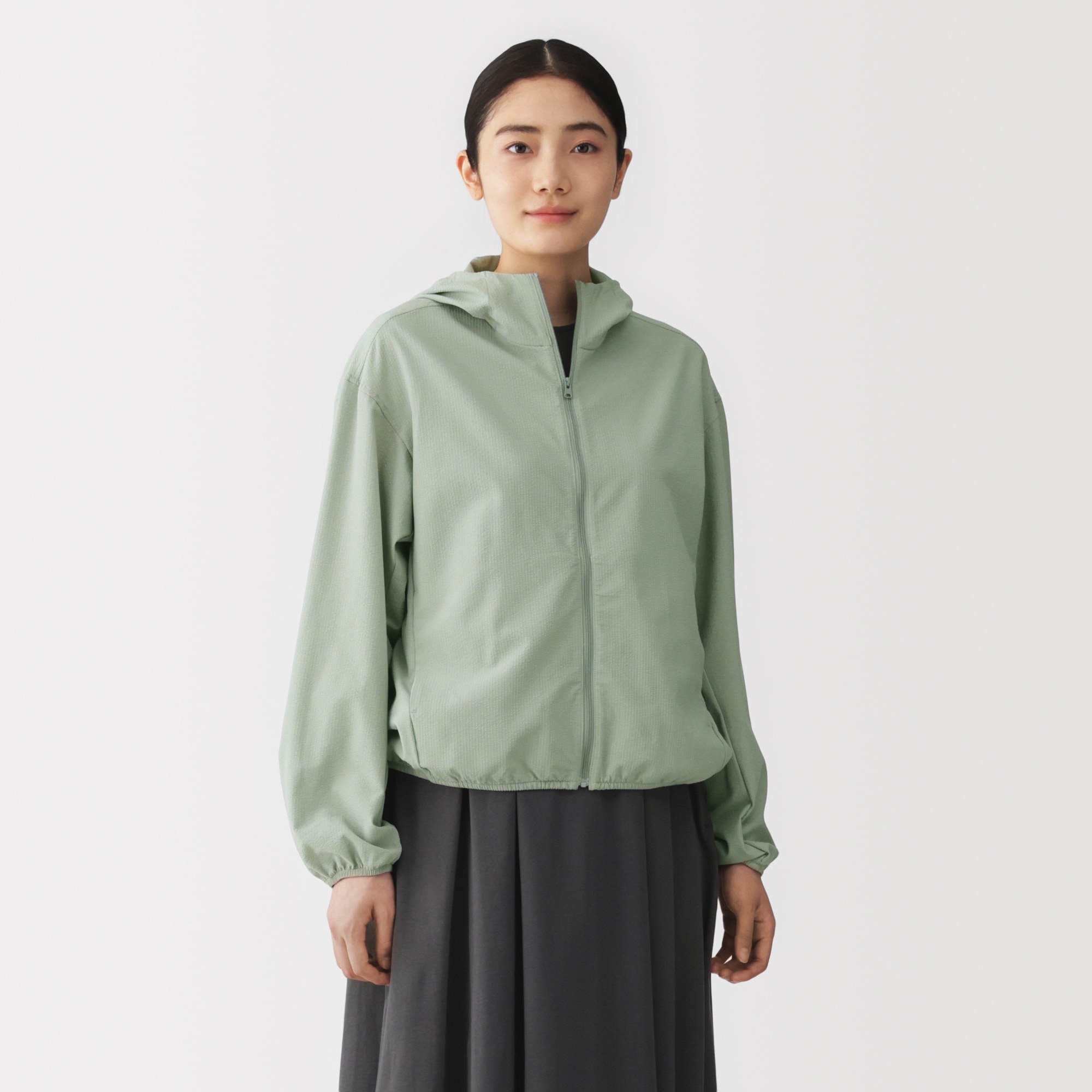 婦人　風を通すストレッチサッカー　ＵＶカット　フルジップパーカ