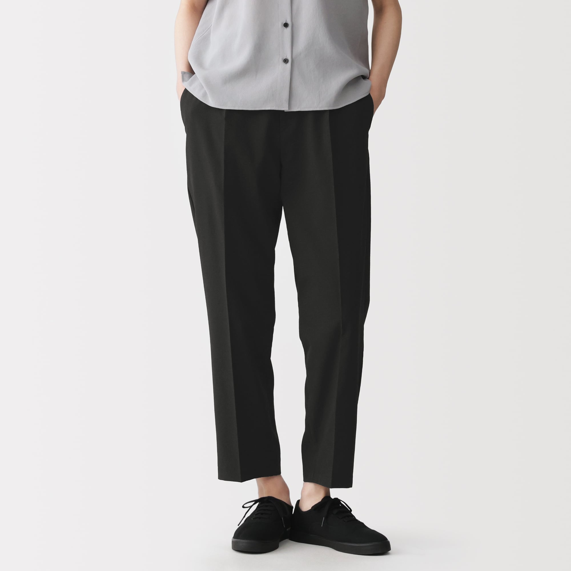 婦人　風を通す　ストレッチサッカーイージーテーパードパンツ