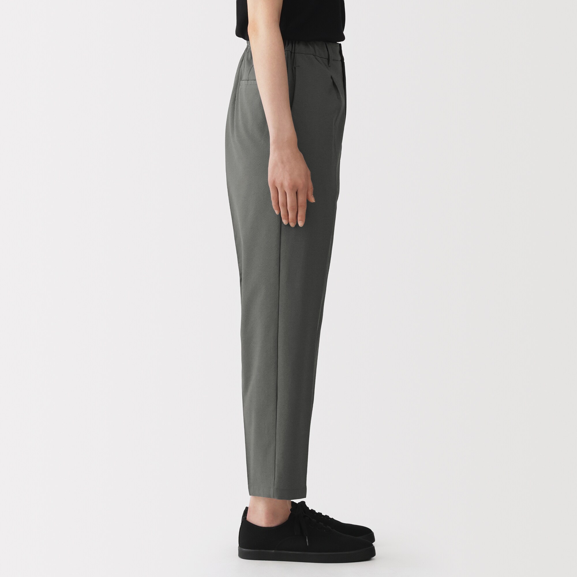 婦人　風を通す　ストレッチサッカーイージーテーパードパンツ