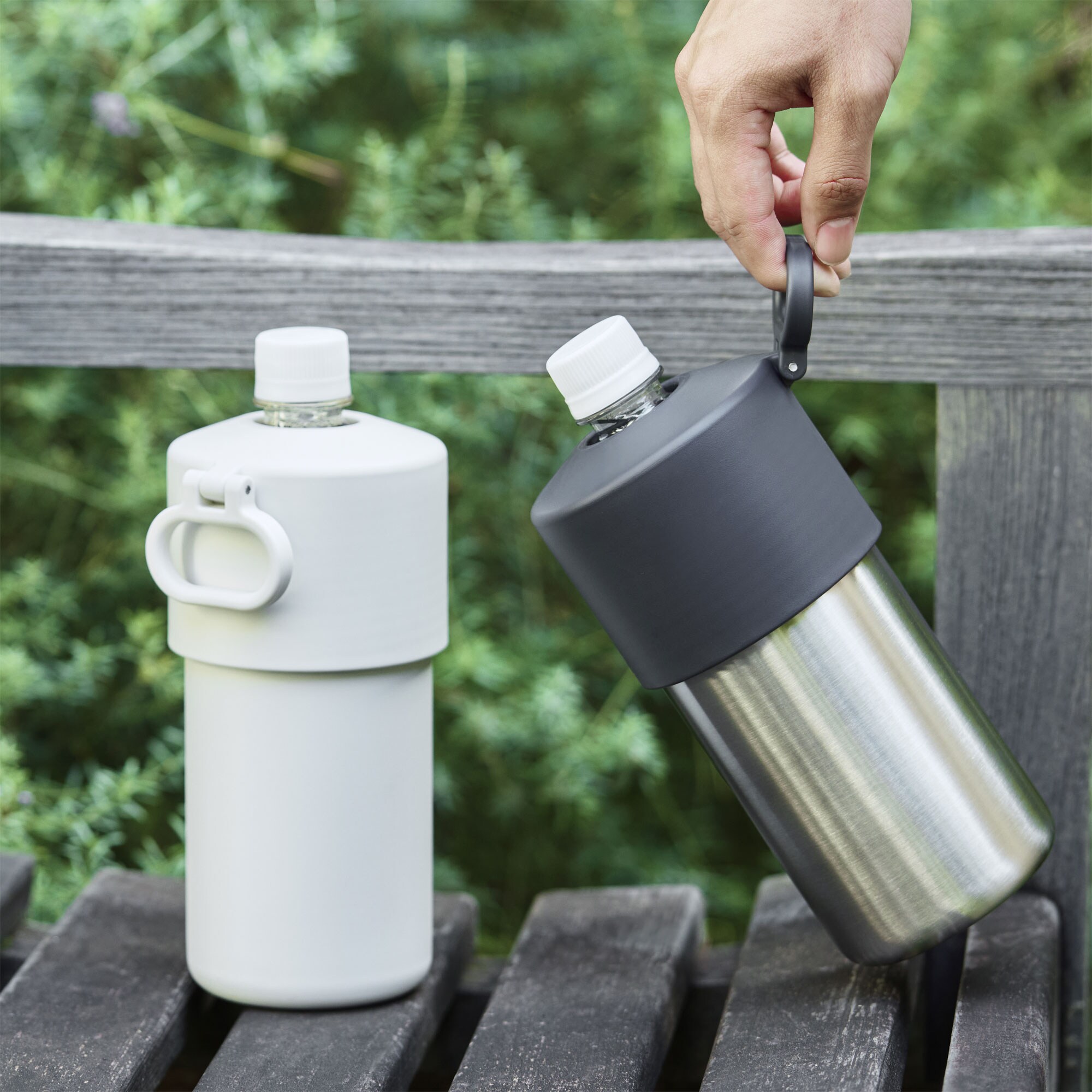 冷やしたまま持ち運べる　ペットボトル用保冷ホルダー