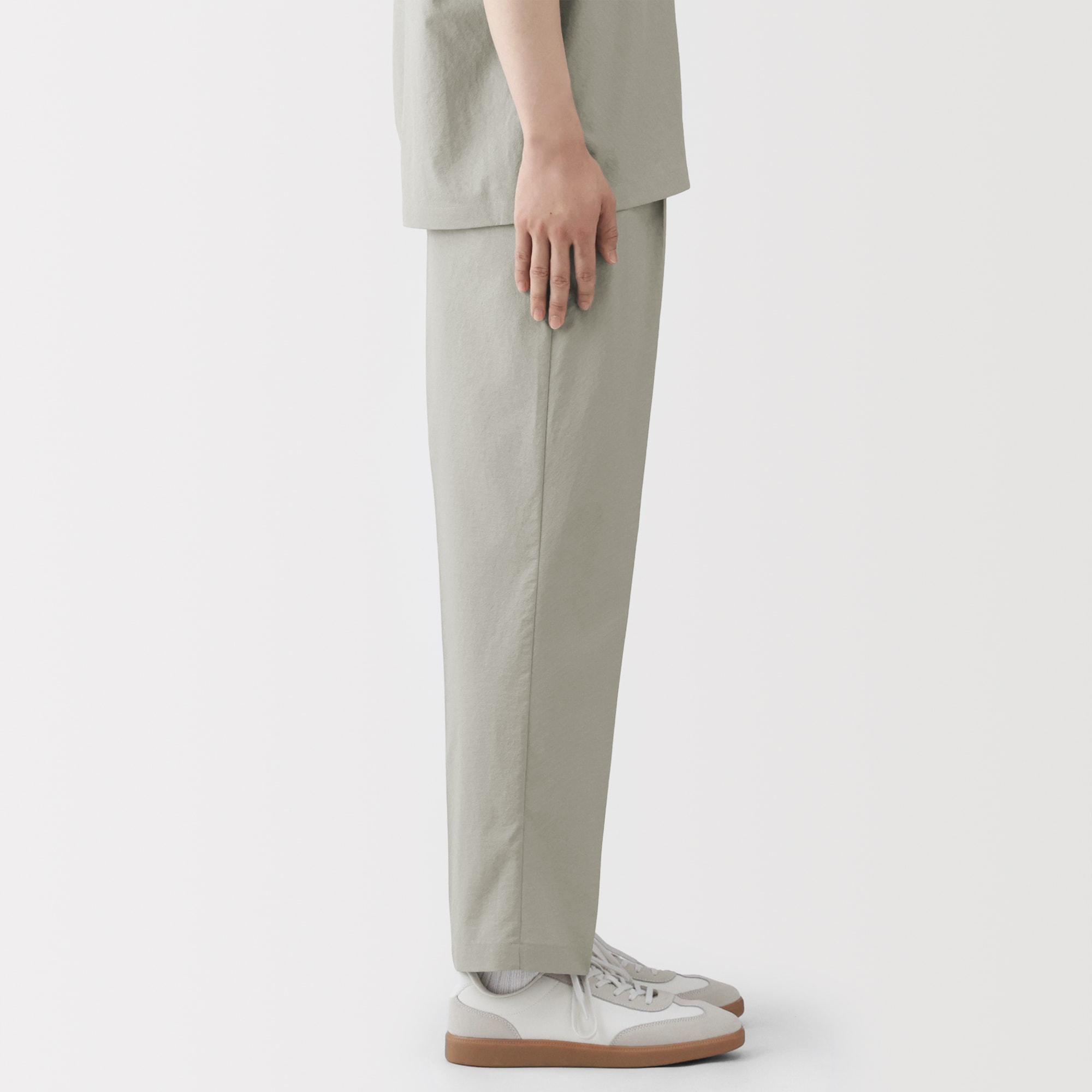 紳士　風を通すタックテーパードパンツ