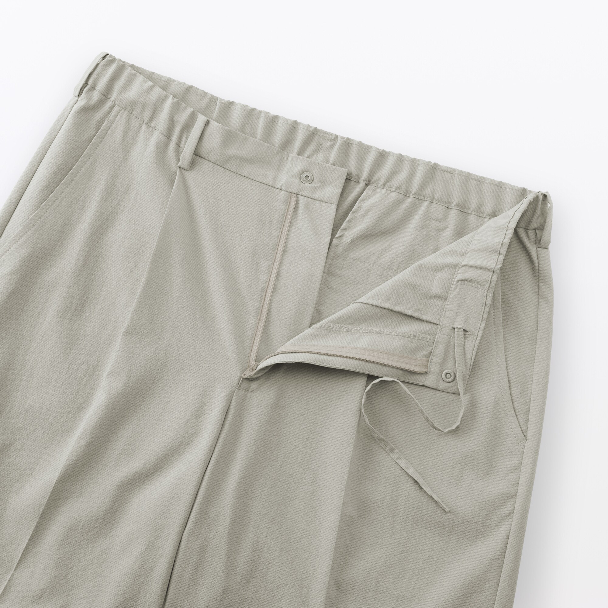 紳士　風を通すタックテーパードパンツ