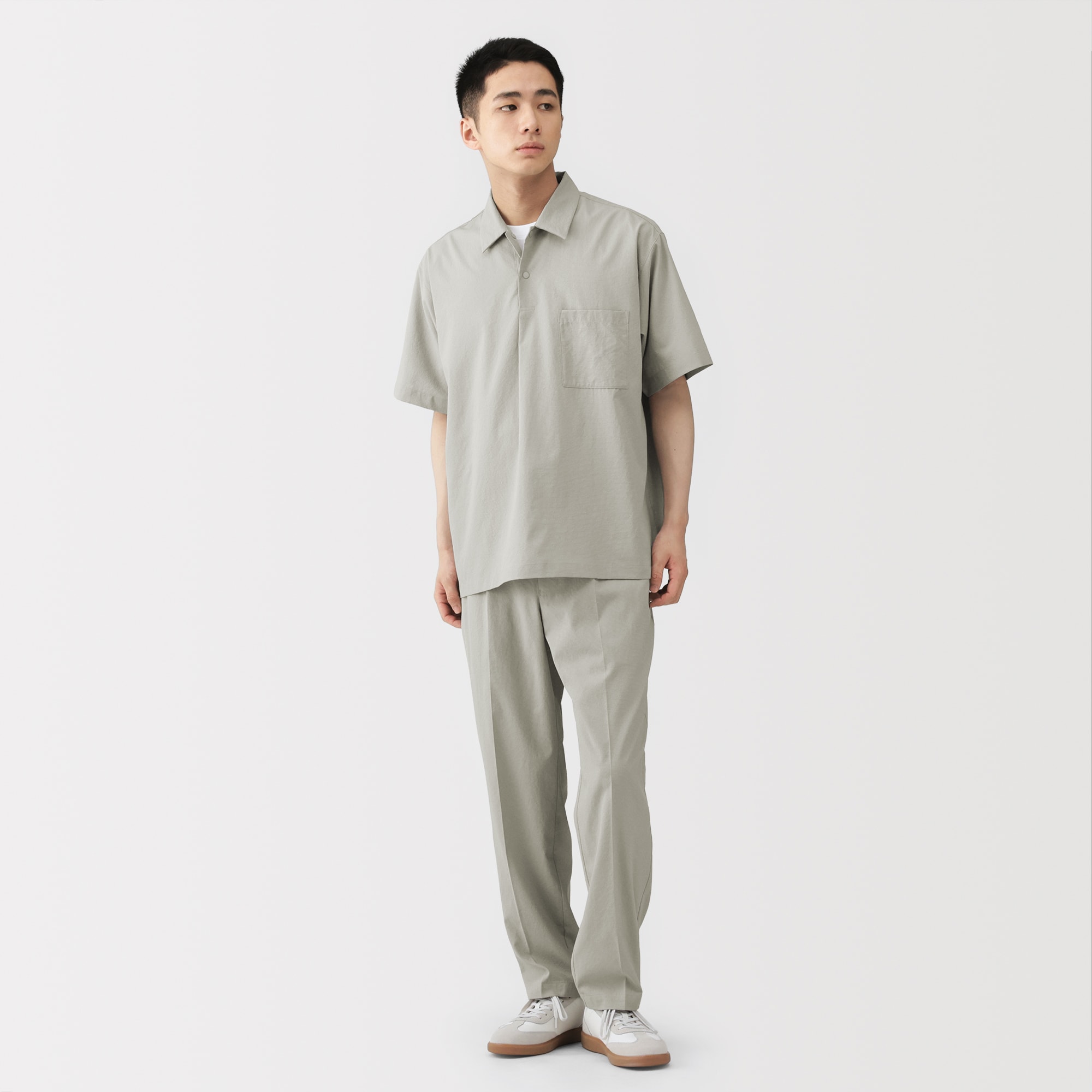 紳士　風を通すタックテーパードパンツ