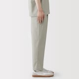 紳士　風を通すタックテーパードパンツ