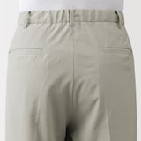 紳士　風を通すタックテーパードパンツ