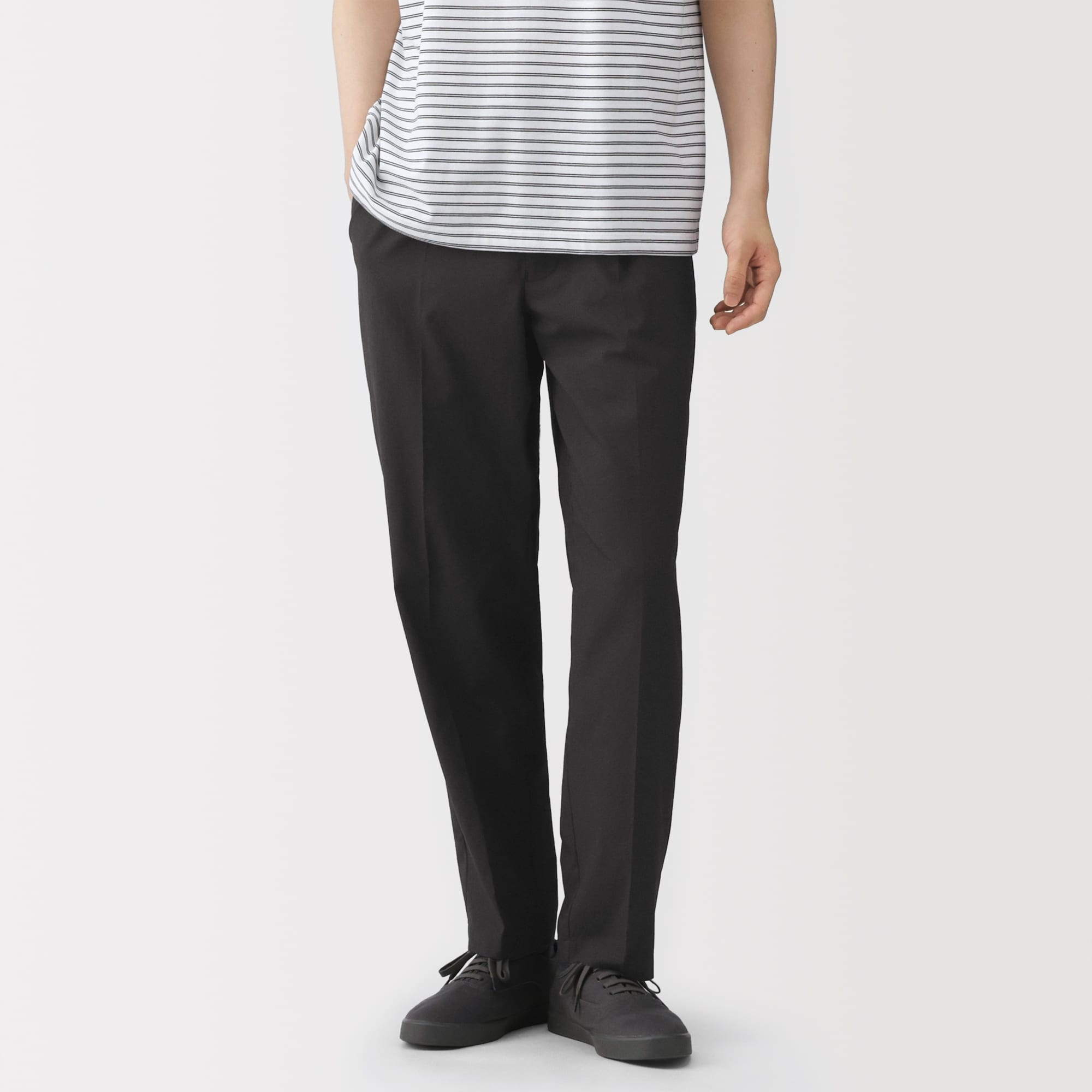 紳士　風を通すタックテーパードパンツ