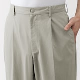紳士　風を通すタックテーパードパンツ