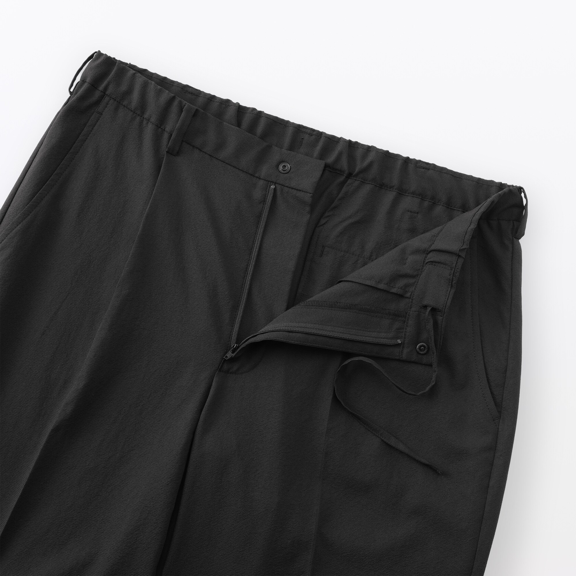 紳士　風を通すタックテーパードパンツ