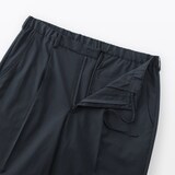 紳士　風を通すタックテーパードパンツ