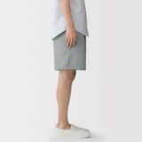 紳士　風を通すショートパンツ