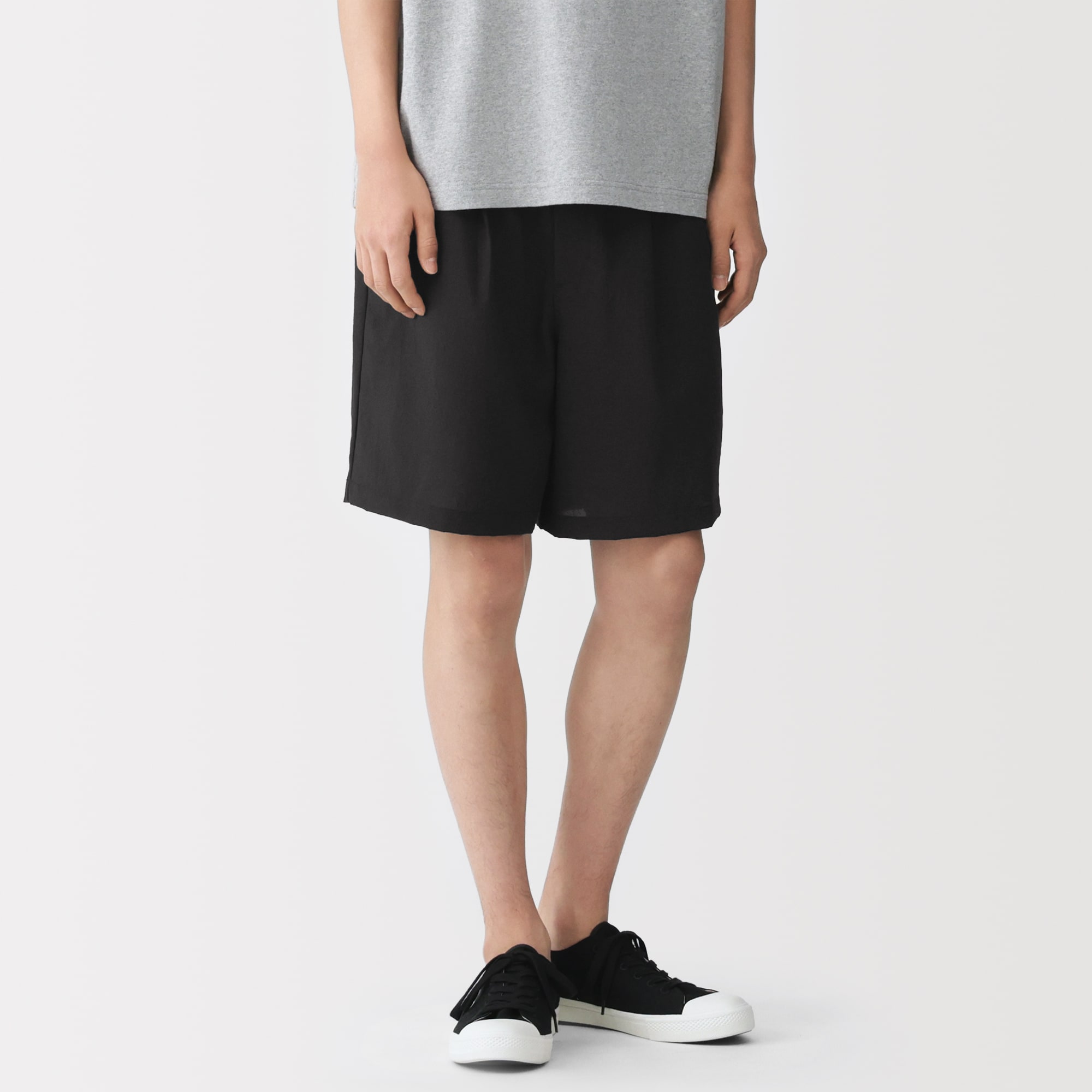 紳士　風を通すショートパンツ