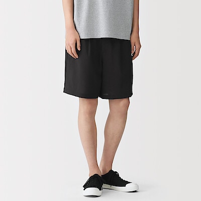 紳士　風を通すショートパンツ