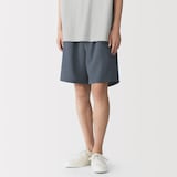 紳士　風を通すショートパンツ