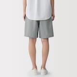 紳士　風を通すショートパンツ