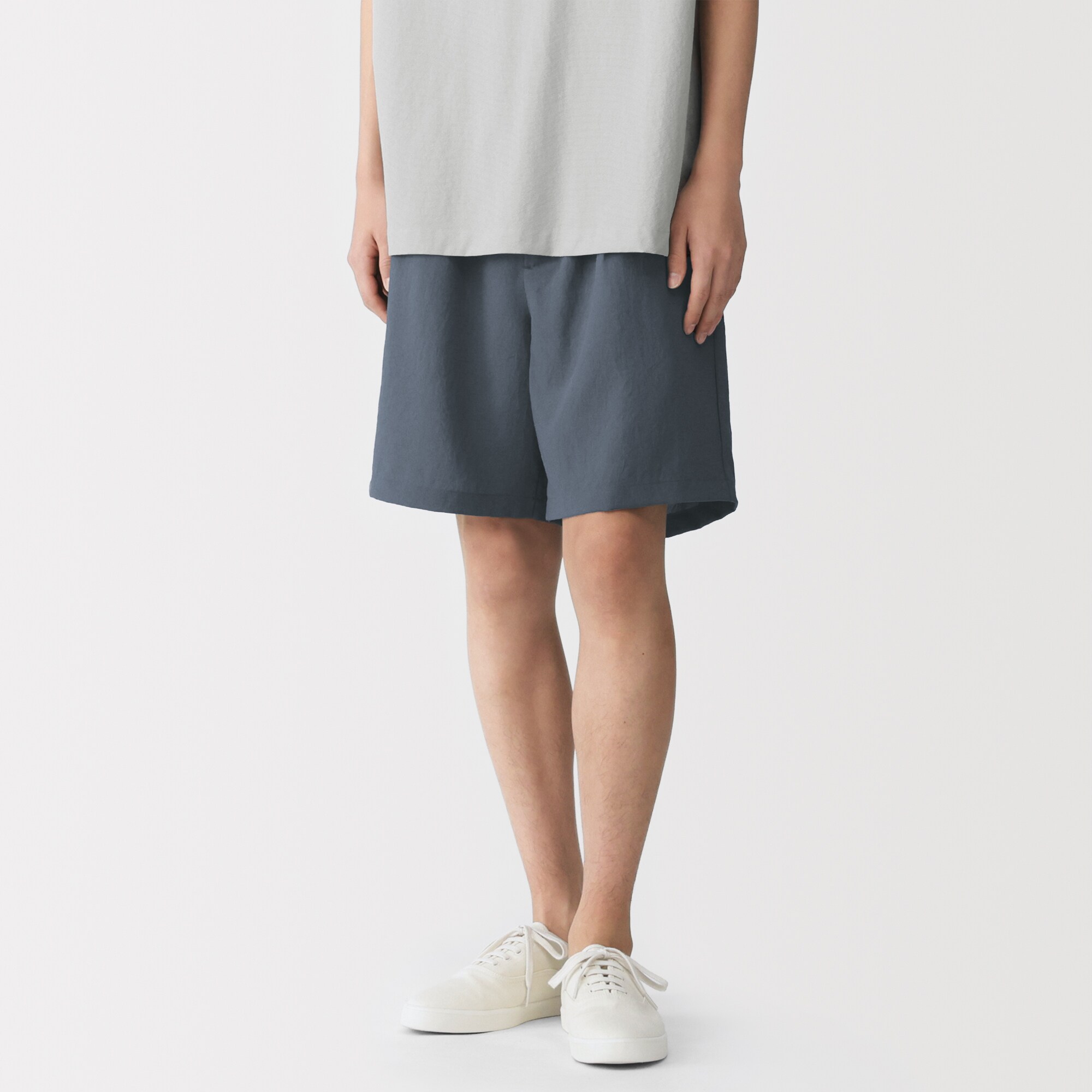 紳士　風を通すショートパンツ