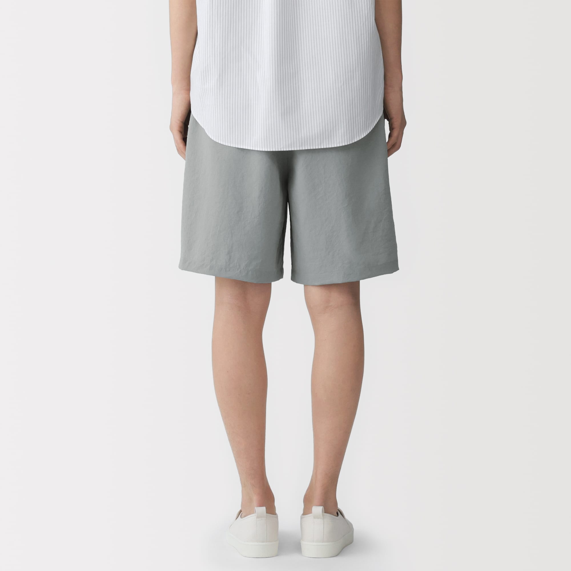 紳士　風を通すショートパンツ