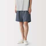 紳士　風を通すショートパンツ