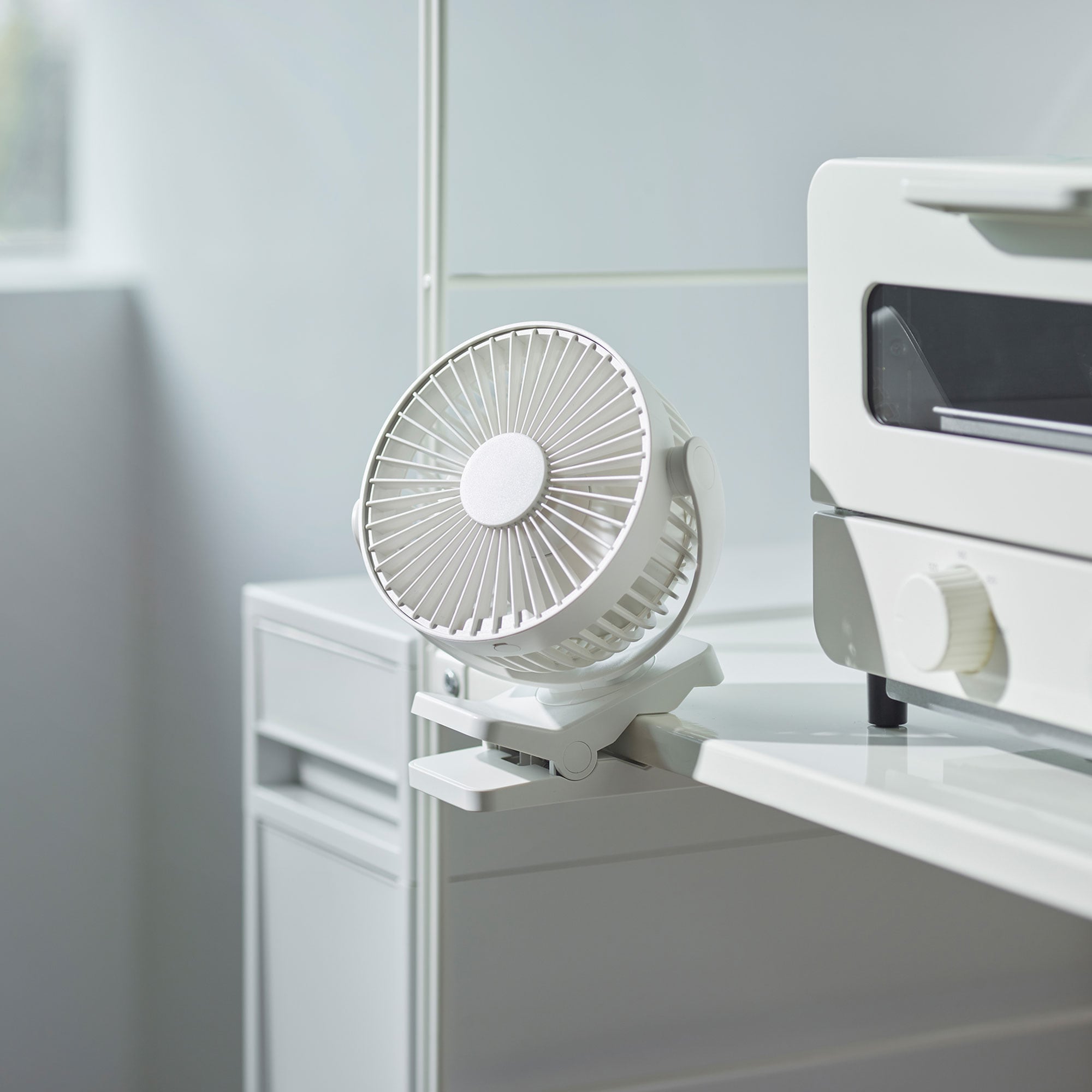 置いても使える　充電式クリップファン