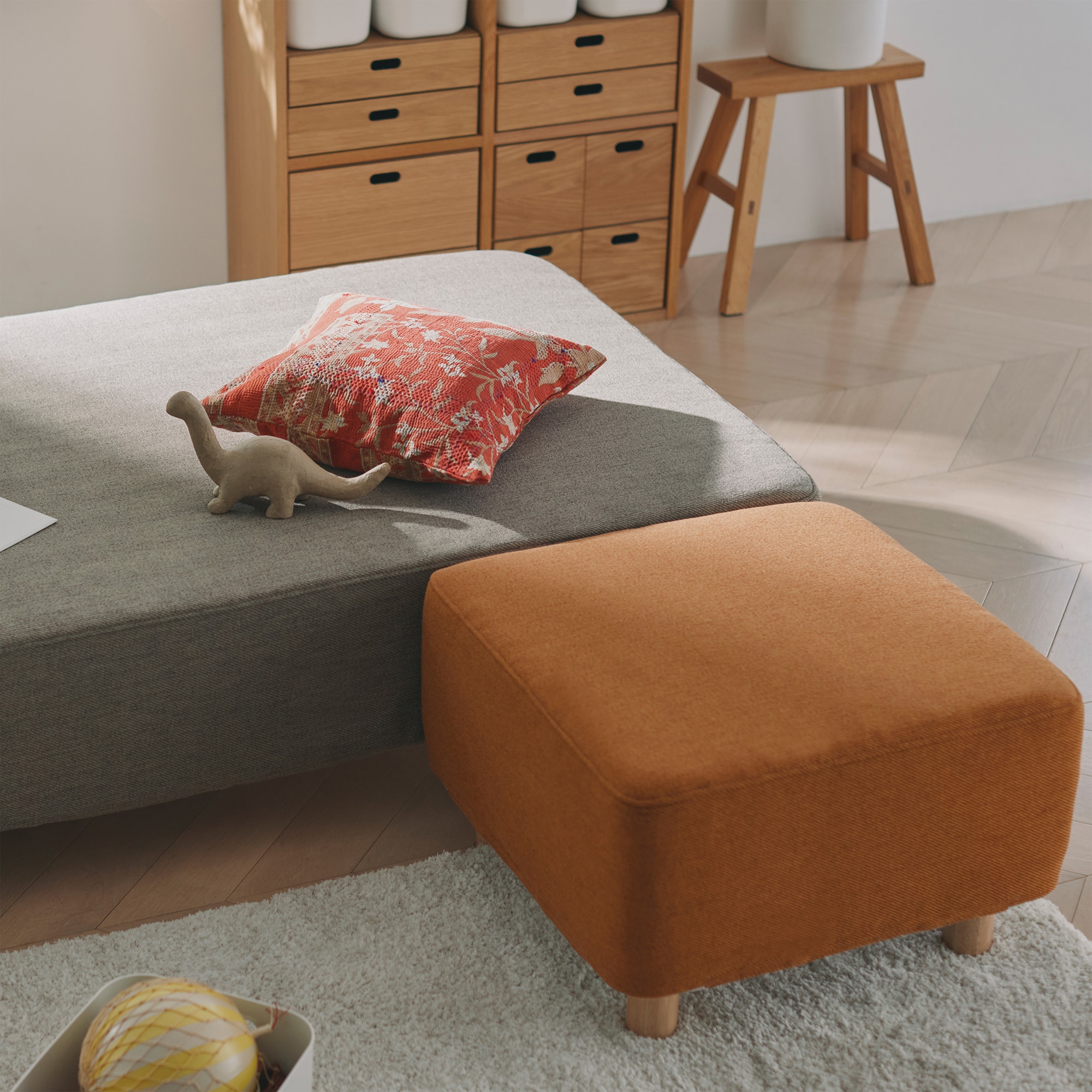 脚付スツール　ベージュ