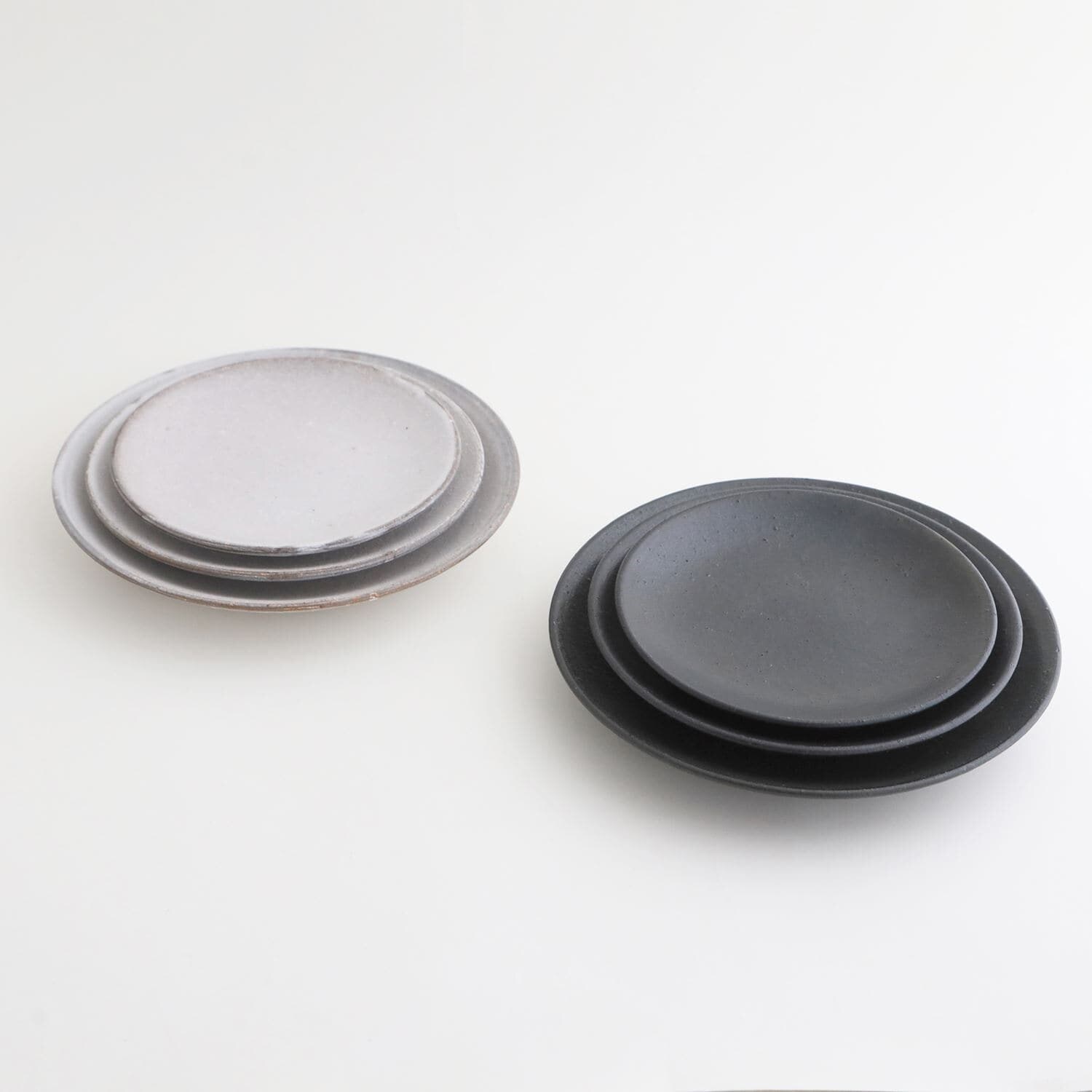 ［ＩＤＥＥ］ａｃｔｕｅｌ　ｓｏｌ　ラウンドプレート　ブラック　Ｍ